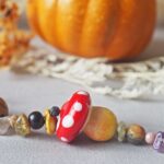 collier automne perle verre file artisanal bijoux feuille hérisson champignon citrouille halloween baie fantome original createur unique bois pierre fine A3 (1)