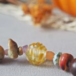 collier automne perle verre file artisanal bijoux feuille hérisson champignon citrouille halloween baie fantome original createur unique bois pierre fine A3 (2)