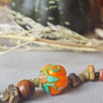 collier automne perle verre file artisanal bijoux feuille hérisson champignon citrouille halloween baie fantome original createur unique bois pierre fine A3 (3)
