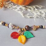 collier automne perle verre file artisanal bijoux feuille hérisson champignon citrouille halloween baie fantome original createur unique bois pierre fine A3 (5)