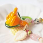 printemps bijoux verre pierre fleurs couleur fun carotte mouton tulipe occinelle creatrice verrier artisanal creation original collier (21)