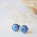 bijoux puces boucles oreilles cabochons verre basique discret acier rondes bleu marbre (1)
