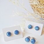 bijoux puces boucles oreilles cabochons verre basique discret acier rondes bleu marbre (2)