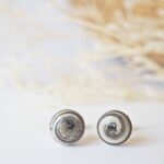 bijoux puces boucles oreilles cabochons verre basique discret acier rondes marbre (2)