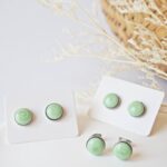 bijoux puces boucles oreilles cabochons verre basique discret acier rondes vert menthe (2)