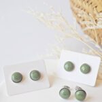 bijoux puces boucles oreilles cabochons verre basique discret acier rondes vert olive (1)