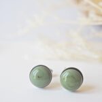 bijoux puces boucles oreilles cabochons verre basique discret acier rondes vert olive (2)