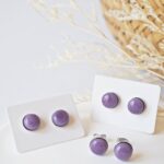 bijoux puces boucles oreilles cabochons verre basique discret acier rondes violet (1)