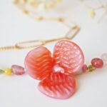 chezphilomene bijoux verre artisanal printemps collier creation fleurs orchidee rose (1)