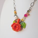 chezphilomene bijoux verre artisanal printemps collier creation fleurs rose orange feuilles (1)