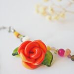 chezphilomene bijoux verre artisanal printemps collier creation fleurs rose orange feuilles (2)