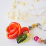 chezphilomene bijoux verre artisanal printemps collier creation fleurs rose orange feuilles (4)