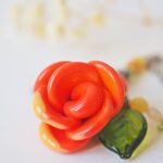 chezphilomene bijoux verre artisanal printemps collier creation fleurs rose orange feuilles (5)