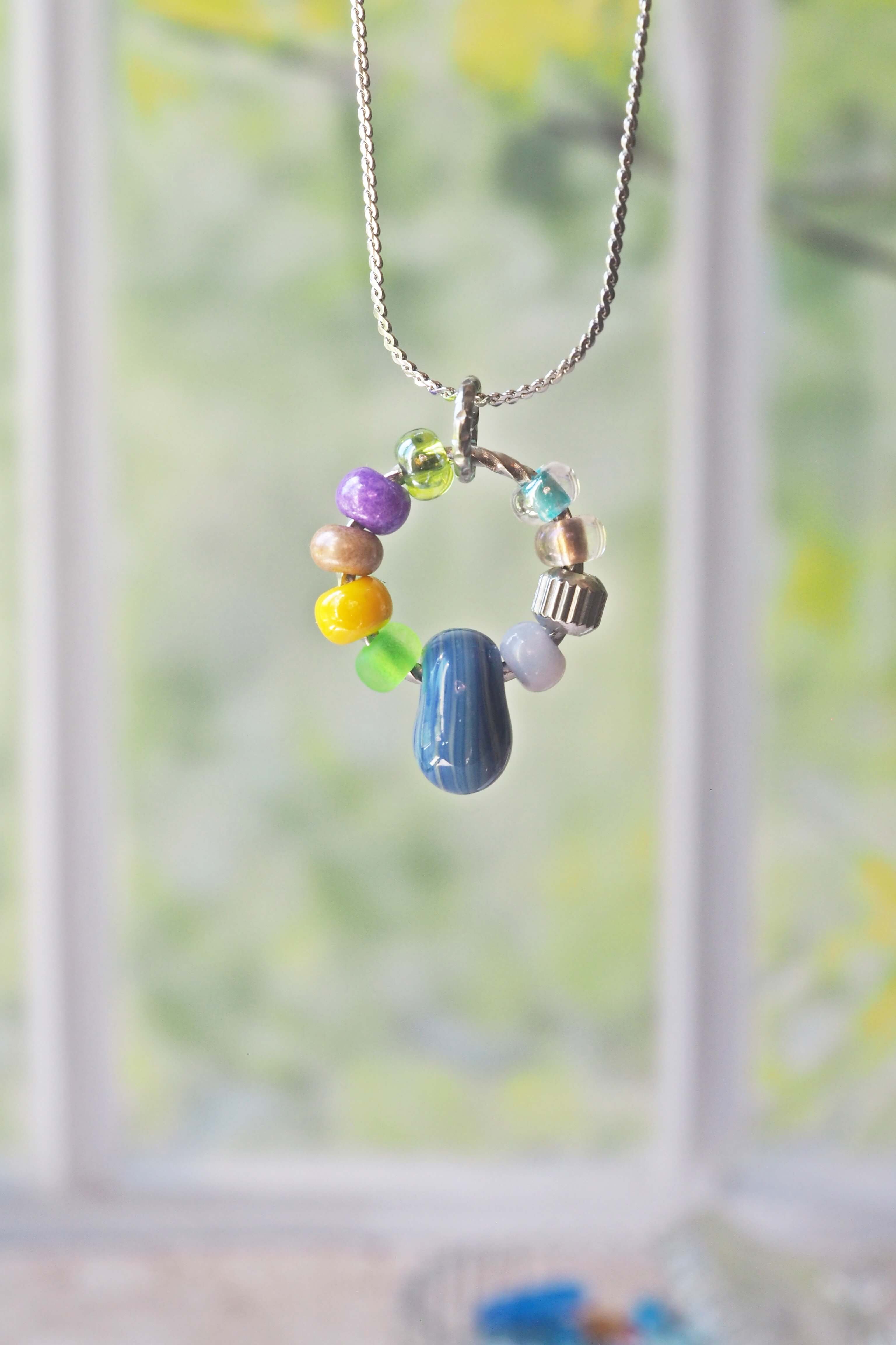 philomene bijoux collier paulette goutte verre filé murano artisanal unique coloré perles anneau simple (56)