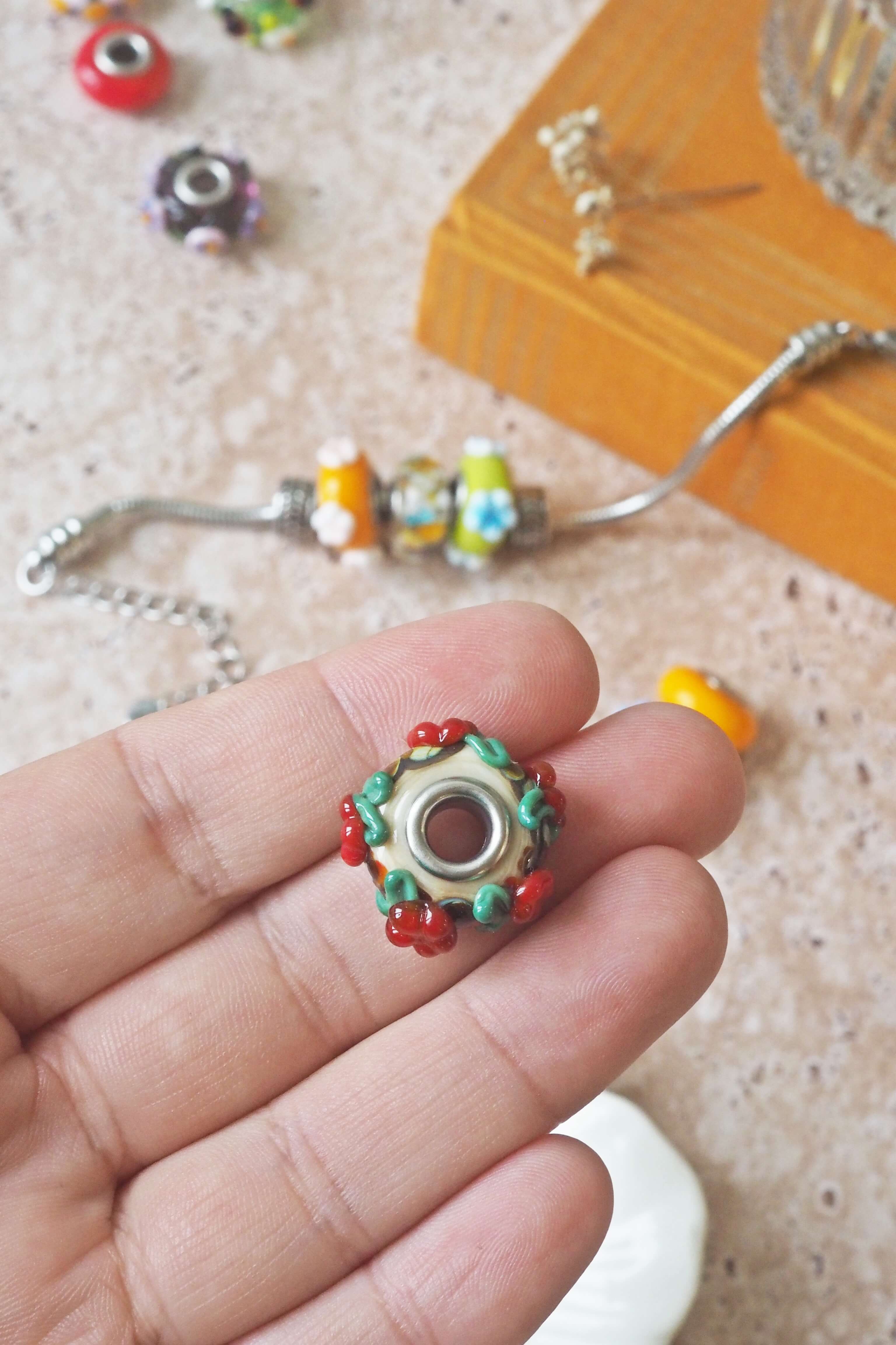 philomène perle unité pandora trollbeads verre filé artisanat bracelet bijou fleurs rouge (3)